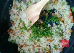 Illustration of how to make colorful fried rice 8