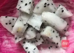 Illustration of how to make dragon fruit fried rice 2