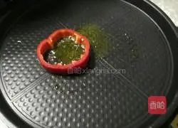 Illustration of how to make colorful pepper and egg pancakes 4