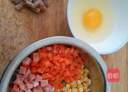 Illustration of how to make colorful egg fried rice 1