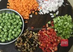 Illustration of how to make mixed vegetable fried rice 3