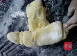 Illustration of how to make pumpkin steamed buns 15