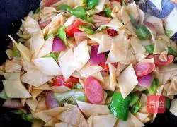 Illustration of how to make fried noodles with vegetables and ham 11