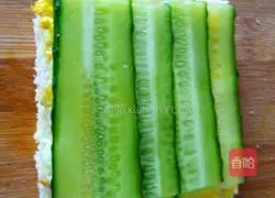 Illustration of how to make cucumber carrot and omelette sandwich 9