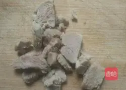 Illustration of how to make fried rice with egg and meat cubes 2