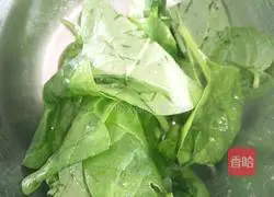 Illustration of how to make steamed buns with vegetable juice 1