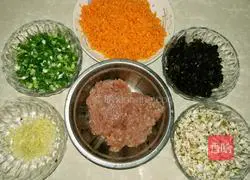 Illustration of how to make meat bun stuffing 1