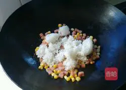Illustration of how to make pineapple, ham and corn kernel fried rice 3
