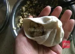 Illustration of how to make pork and eggplant buns 11