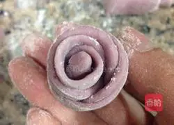 Illustration of how to make rose purple sweet potato buns 12