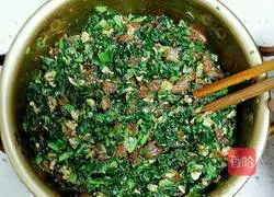 Illustration of how to make wonton stuffing with vegetables and fresh meat 15