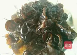 Illustration of how to make cabbage and fungus dumplings 5