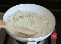 Illustration of how to make shrimp fried rice 5
