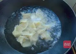 Illustration of how to make seafood wontons 10