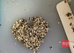 Illustration of how to make mushroom and chive wontons 2