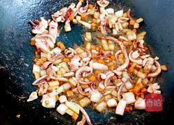 Illustration of how to make squid fried rice 4