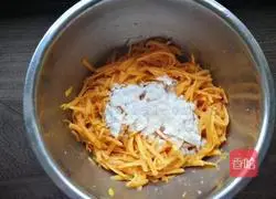 Illustration of how to make sweet potato and egg breakfast cake 4