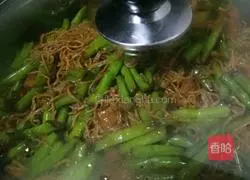 Illustration of how to make steamed beans and noodles 9