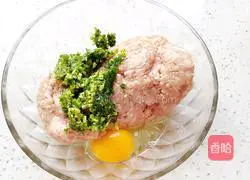 Illustration of how to make water chestnut and minced meat wonton stuffing 3