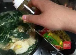 Illustration of how to make spinach, egg and shrimp noodles 10