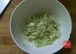 Illustration of how to make scallion pancakes 3