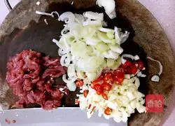 Illustration of how to make beef sauce noodles 1