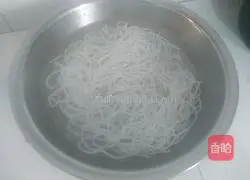 Illustration of how to make tomato fried noodles 2