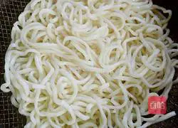 Recipe for fried noodles with tomato, egg and ham Illustration 4