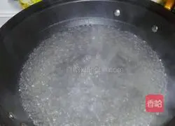 Illustration of how to make cucumber noodles 1