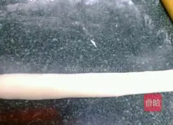 Illustration of how to make red bamboo shoot buns 10