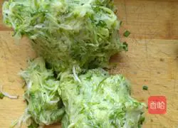 Illustration of how to make steamed buns with melon and chives 5