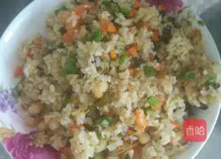 Illustration of how to make fried rice with shrimps, radish, pepper and pickled vegetables 10