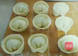 Illustration of how to make Yuanbao dumplings 6