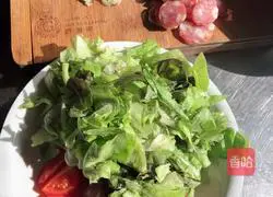 Illustration of how to make sausage and vegetable fried rice 1