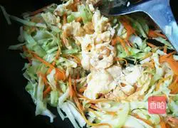 Illustration of how to make fried noodles with eggs and cabbage 9