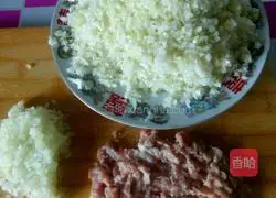 Illustration of how to make dumplings stuffed with pork, shrimp and cabbage 4