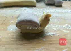 Illustration of how to make small snail steamed buns 11