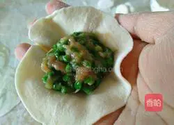 Illustration of making dumplings with pork and cowpea stuffing 15