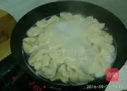 Illustration of how to make fresh meat and water chestnut dumplings 17