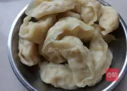 Illustration of how to make shrimp, egg white and vegetable stuffing dumplings 11