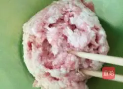 Illustration of how to make pork and leek dumplings 2