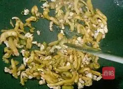 Illustration of how to make fried rice with eggs and mustard mustard 6