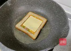 Illustration of how to make breakfast sandwich 7