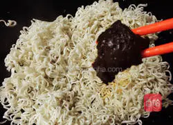 Illustration of how to make fried noodles with eggs 6
