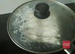 Illustration of how to make dumpling skin pot stickers 11