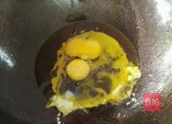 Illustration of how to make sausage and egg fried rice 2