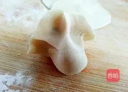 Illustration of how to make leek and meat dumplings 12