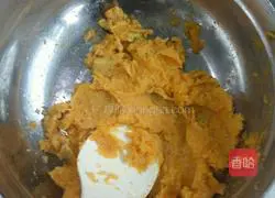 Illustration of how to make traditional sweet potato cake 1