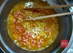 Illustration of how to make leftover rice and egg pancakes 4