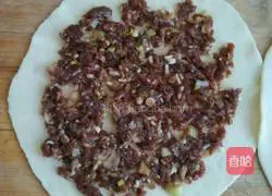 Illustration of how to make beef crispy cakes 4